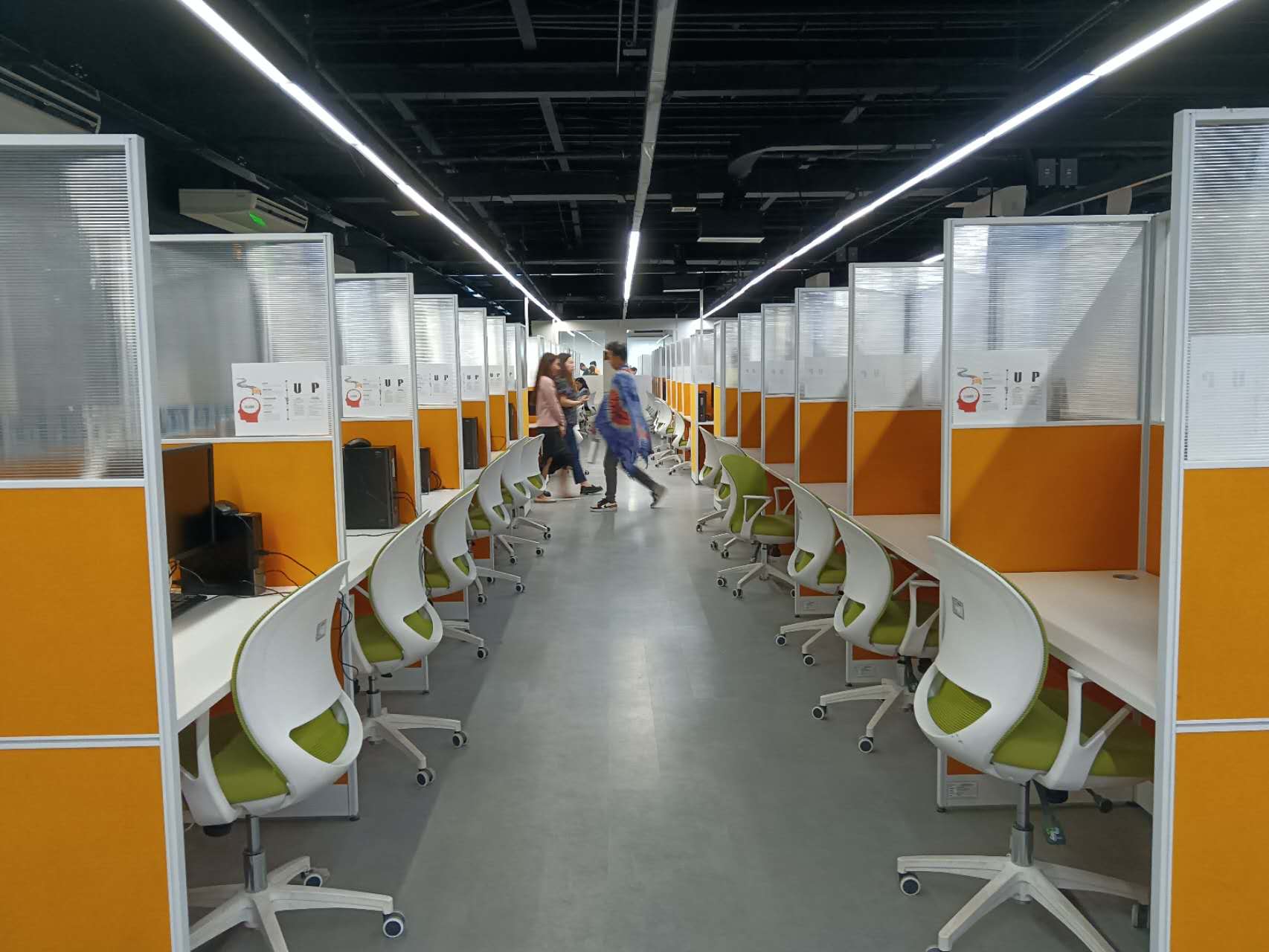Meet&Co office furniture project call center